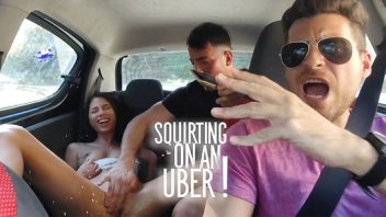 看完外國電影，開Uber接客。 然後與好色的乘客顧客進行陰道群交。 精液在我嘴裡。