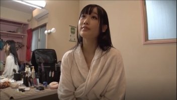 日本色情視頻名人訪談並播放情歌。  18 宮崎綾 漂亮女孩。 相機無恥。 男主就算不帥，骨盆也夠了。