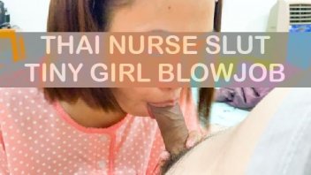 泰國語音剪輯 4K 小女孩護士在床上給男朋友吸陰莖 Mokkadoom。 拿風箏汁吸。