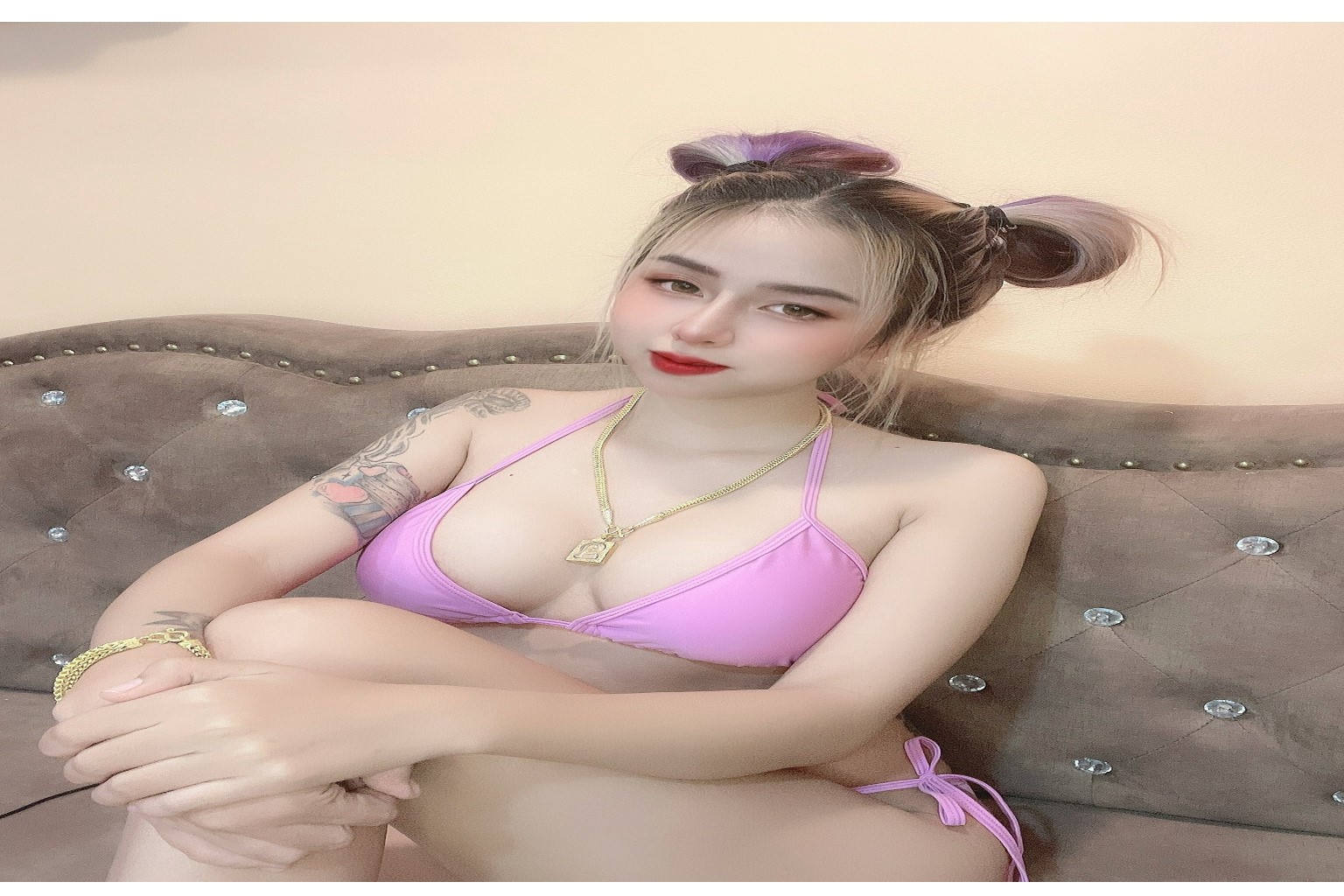 Nong Pink 是一位工作出色的紋身女孩，他會進行現場性愛，直到他在裡面射精。