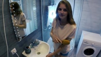 色情少年18 歲帥哥邀請漂亮妹妹一起洗澡。 它是乾淨的，然後插入新鮮的陰道