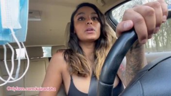 色情性愛電影 Kaira Nisha 騎著她的腳跟嘟嘟重要的其他人，將車停在路邊並傳播陰道。 她拿起設備並戳了戳陰道。